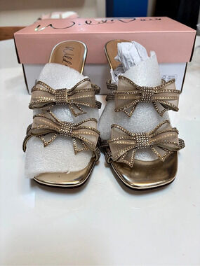 #1029Wild Pair Luciennef Gold Met Rhinestone Bow Heels in Gold & White US 8 M N